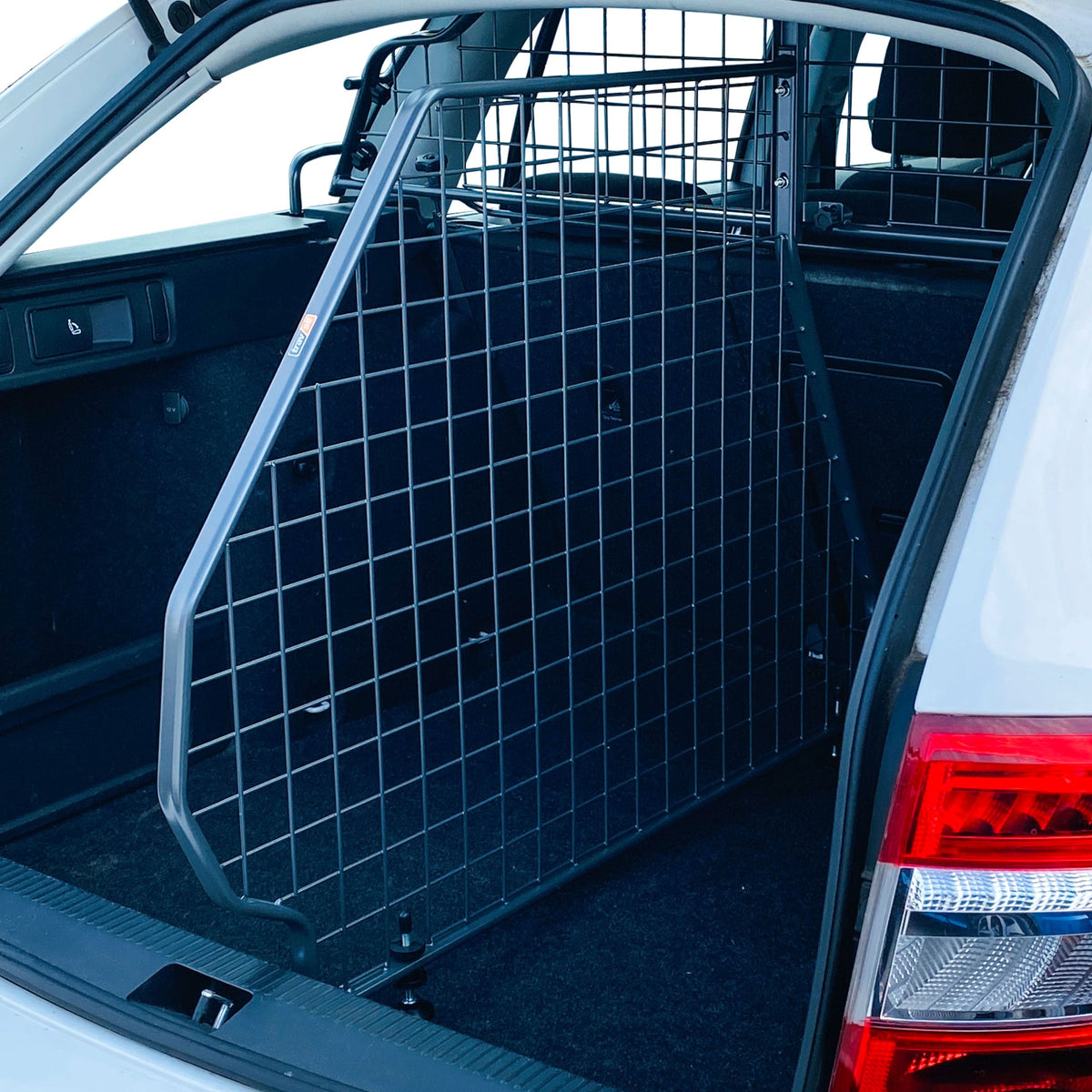 Travall Dog Trenngitter for Skoda Octavia Kombi (2017 - 2020)
